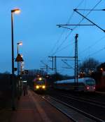648 452/952 als RB 15927 und der wegen des Stromausfalls in Berlin gut 60 min spter fahrende ICE 380 605 016 stehn hier in Schleswig. 15.12.11
