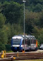 Anscheinend defekt steht der VT 305 der NOB im Abstellbereich des Bw Husum, dahinter versteckt sich eine der beiden Kf's. Husum 08.09.2013
