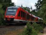 648 342/842 und 648 353/853 fahren am 24.7.10 als RE nach Kiel Hbf. unterhalb des Plner Schlosses durch die Landschaft.
