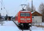 101 056-0 fhrt auerplanmig von Gleis 3 des Priener Bahnhofes.