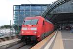 101 067-7 bei der Ausfahrt aus dem Berliner Hauptbahnhof am 7.