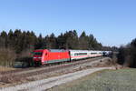 101 099 mit dem  IC Knigssee  aus Freilassing kommend am 8. Februar 2023 bei Sossau.