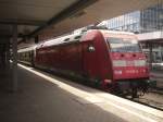 101 047-9  Feuerwehr-Lok  kurz vor der Ausfahrt aus dem Mnchner  Hauptbahnhof am 31.