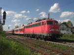 110 292-0 verlt soeben den Bahnhof von Prien am Chiemsee in  richtung Salzburg.