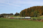 110 511 war am 12. Oktober 2024 mit einem  Sonderzug  bei Axdorf in Richtung Salzburg unterwegs.