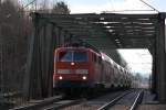 111 176-4 berfhrt soeben die Brcke ber die Tiroler Ache bei bersee.