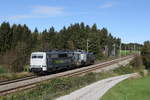 111 222 mit 4185 011 auf dem Weg in Richtung Mnchen am 8. Oktober 2020 bei Grabensttt im Chiemgau.