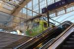 111 039-4, die  DAV -Werbelok mal aus einem etwas anderem Blickwinkel, aufgenommen von der Rolltreppe im Salzburger Hauptbahnhof am 13.