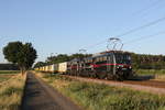 140 789 und 140 xxx waren am 26. Juni 2020 mit einem Schnittholzzug bei Drverden in Richtung Brake unterwegs.