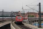 143 589-0 hat soeben den  Berliner Hauptbahnhof  verlassen, aufgenommen am 7.