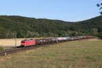 145 024 mit einem gemischten Gterzug am 7. August 2022 bei Harrbach im Maintal.