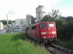 151 150-0 schiebt hier soeben einen Gterzug in das Zementwerk in  Rohrdorf/Oberbayern.