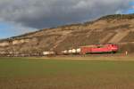 151 099-9 war mit einem Containerzug bei Thngersheim in Richtung unterwegs.