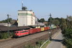 151 048 mit einem Containerzug am 31.