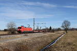152 002 mit einem  Stahlzug  aus Freilassing kommend am 10. Februar 2026 bei �bersee am Chiemsee.