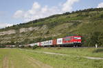 155 167-0 von  MEG  mit einem Containerzug am 19. August 2017 bei Thngersheim.