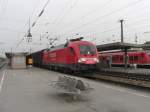 182 020-8 von Kufstein kommend durchfhrt den Bahnhof von Rosenheim.