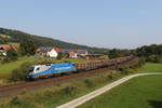 182 911 der  Mittelweserbahn  war am 27. August 2019 mit einem Holzzug bei Hermannspiegel in Richtung Fulda unterwegs.