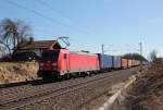 185 208-6 ist mit einem Containerzug in Richtung Mnchen unterwegs.