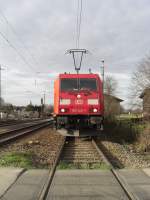 185 340-7 wartet vor dem noch offenen Bahnbergang auf die Weiterfahrt.