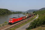 185 014 mit einem gemischten Gterzug im  Bchergrund  bei Lorch am Rhein.