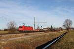 185 348 mit einem Stahlzug aus Freilassing kommend am 9. Dezember 2025 bei �bersee am Chiemsee.