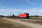 185 168 war mit einem  Stahlzug  am 10. Februar 2026 bei �bersee am Chiemsee auf dem Weg nach Freilassing.