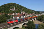 185 584 von  Rhein-Cargo  mit einem Containerzug bei der Ausfahrt aus Gemnden am 8.