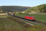 187 082 mit einem gemischten Gterzug am 11. Oktober 2022 bei Harrbach am Main.