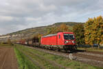 187 158 mit einem gemischten Gterzug am 12. Oktober 2022 bei Thngersheim am Main.