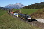 189 927 und 198 912 mit einem gemischten Gterzug aus Wrgl kommend am 4. November 2024 bei Fieberbrunn.