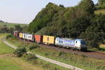 193 881 von  BoxXpress  mit einem Containerzug am 27.