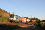 193 834 von  BoxXpress  mit einem Containerzug am 6. August 2022 bei Himmelstadt am Main.