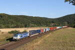 193 840 von  BoxXpress  war mit einem Containerzug am 8. August 2022 bei Harrbach in Richtung Wrzburg unterwegs.