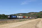 193 608 von  BoxXpress2 mit einem Containerzug aus Gemnden kommend am 8. August 2022 bei Himmelstadt am Main.