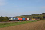 193 883 von  BoxXpress  mit einem Containerzug am 12. Oktober 2022 bei Himmelstadt am Main.