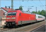 br-6101-adtranz/102939/101-092-5-mit-einem-ec-richtung 101 092-5 mit einem EC Richtung Schweiz in Bad Bellingen. 
5. Juli 2006