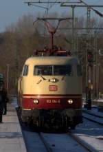 Mit enormer Wrmeausstrahlung fuhr ihre Majestt 103 184-8 mit dem IC 2417 in Schleswig ein. 02.01.2011
