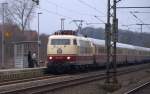 Der heutige IC 2417 wurde von 103 235-8(die mit dem schwarzen DB Keks)inklusiver 3er TEE Waggons gezogen, er pate soeben in den Schleswiger Bahnhof. 16.1.11