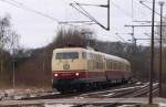 Mit einem kurzen Pfiff bedanke sich der Lokfhrer bei meiner winkenden Tochter...103 235-8 hier bei der Einfahrt in den Schleswiger Bhf. 20.2.11
