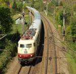 103 235-8 zog heute den IC 2417 Hanseat von Flensburg nach Kln. Dank der winkenden Tochter kam noch ein  Pfiff  hinzu somit Danke an den Tf !!! Schleswig/Busdorf 8.5.11