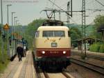102 235-8 mit dem IC 2417 Hanseat am Haken rollt hier in den Schleswiger Bahnhof ein. 29.5.11