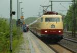 Hat bei strmendem Regen Einfahrt in Schleswig, der IC 2417 Hanseat mit der Zuglok 103 235-8. 19.6.11