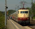 103 184-8 mit dem diesmal sehr bunten IC 2417  Hanseat  beim Halt in Schleswig. 21.08.11