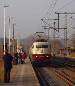 103 184-8 war heute die Zuglok des IC 2417 Hanseat von Flensburg nach Kln, der Zug hatte heute 10 Waggons und nutzte die volle Lnge des Bahnsteiges in Schleswig...SL 13.11.11