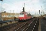 Scanbild von der IR-Klazssiker in Dsseldorf Hbf: 103 144 am 12 Juli 2000.