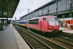Am 19 Juli 1998 steht 103 196 mit D-Zug nzach Eindhoven in Köln Hbf.