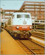 Die DB 103 150-9 (damals noch mit einer Frontschürze/Schienenräumer) wartet mit dem IC  Hispania  Genève - Hamburg in Basel SBB auf die Abfahrt. Neben der klassischen IC Komposition auf dem erwähnten Laufweg, führte der Zug auch Kurswagen Cerbère - Basel (Dortmund). 

Analogbild vom 22. August 1981 