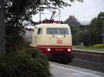Bild 4 zeigt die leicht versteckte 103 184-8 in Harburg.