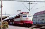 Die 110 495-9 wartet mit einem Schnellzug bestehend aus SBB EW IV von Zrich nach Stuttgart in Singen auf die Abfahrt.
April 1995